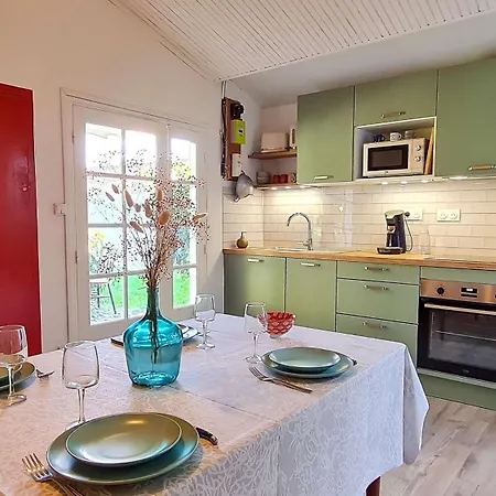 Jolie Maison Avec Parking Et Jardin Au Coeur De Loix