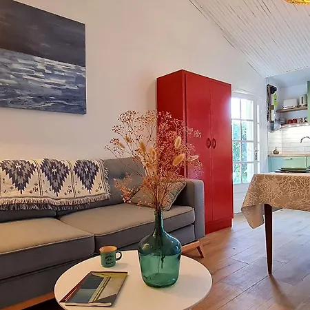 Jolie Maison Avec Parking Et Jardin Au Coeur De Villa Loix