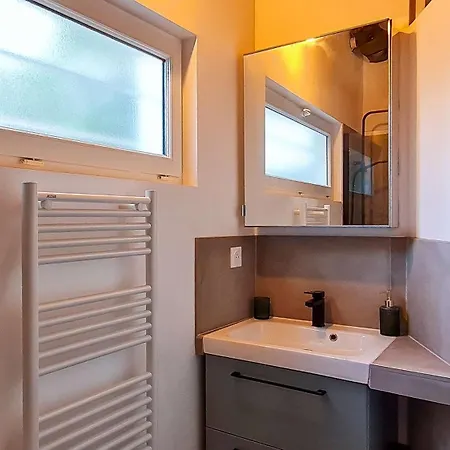 Jolie Maison Avec Parking Et Jardin Au Coeur De Loix